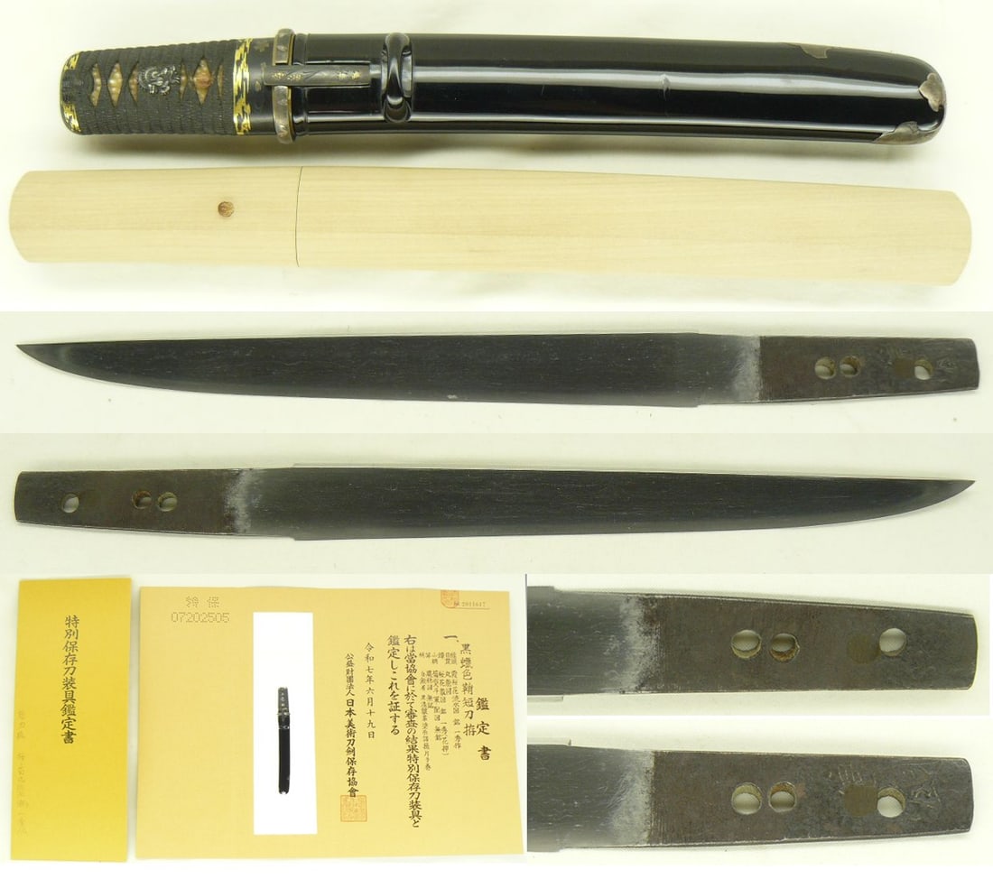 Shinto Tanto signed Nobukuni, NBTHK Tokubetsu Hozon Tosogu: Shinto Tanto signed Nobukuni Black lacquer Tanto Koshirae signed Kazuhide-saku NBTHK Tokubetsu Hozon Tosogu Nagasa 18.8 cm Sori 0.0 cm Hole 4 closed 1 Style: Hira-zukuri Mitsu-mune Country: Yamashiro 