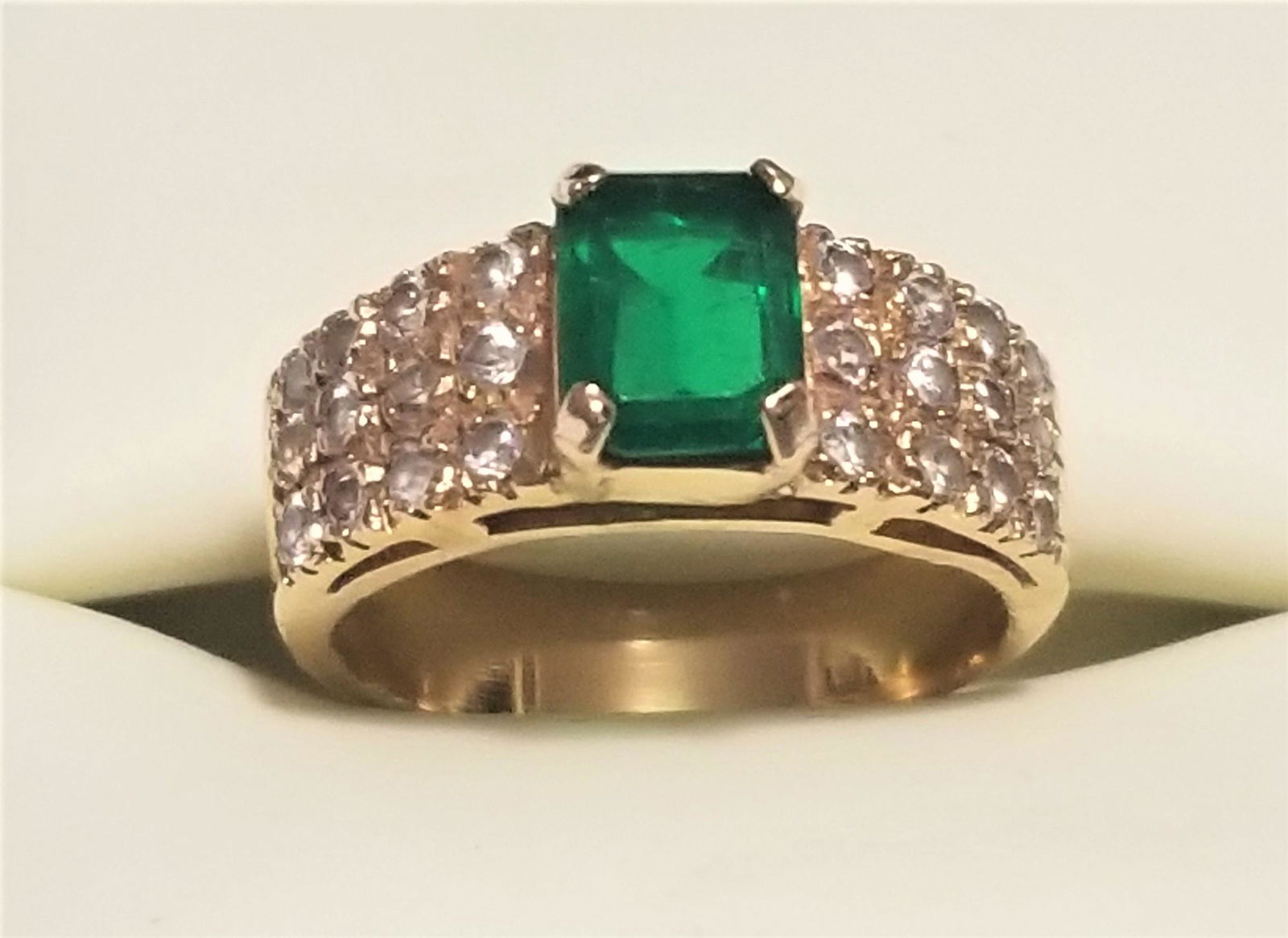 Beautiful 18 KT Gold Diamond and Emerald Ring (1 of 5)