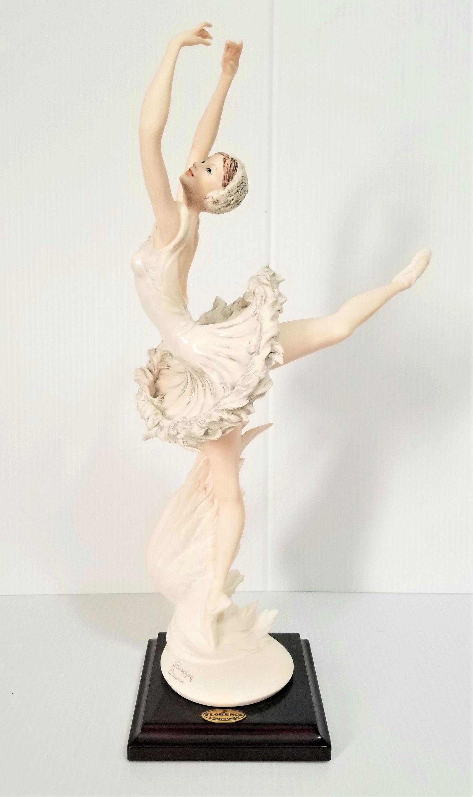 Beautiful Giuseppe Armani Lady Ballerina Figurine (1 of 7)