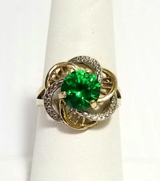 Beautiful 14 KT Gold Green Ring (1 of 6)
