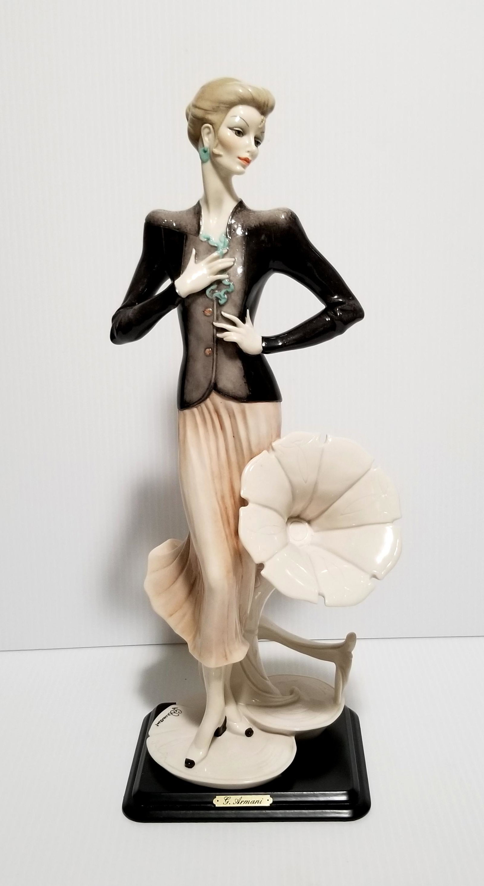 Giuseppe Armani Etresca Arte 1990 Figurine: Giuseppe Armani Estresca arte 1990 porcelain figurine, beautiful lady, excellent details, 15 1/2 x 5 1/2 x 4 1/2 inches