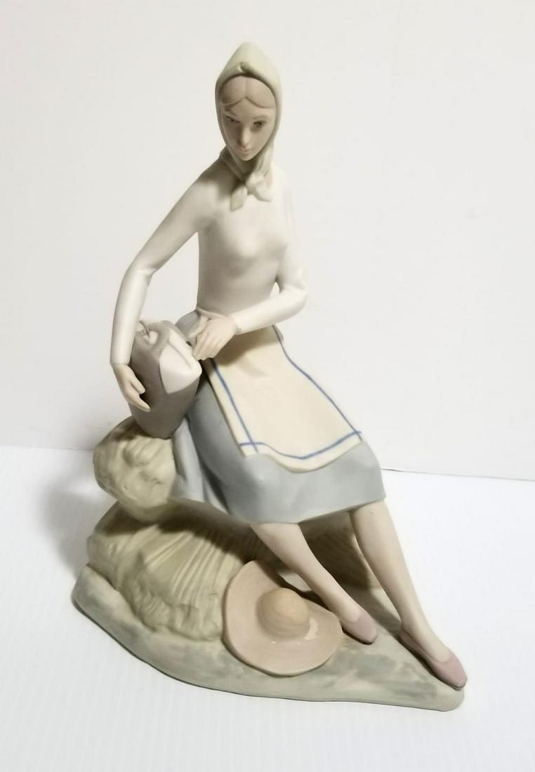 Nice Spanish Lady with Basket and Hat Porcelain: Beautiful lady with basket and hat porcelain, lladro style, marked made in Spain, 10 x 6 x 7 inches