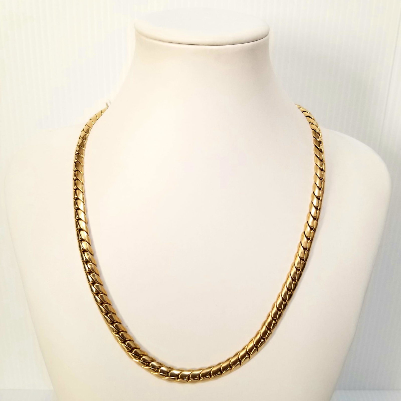 Amazing 10 KT Cuban Link Necklace: Beautiful 10 kt yellow gold Cuban link necklace, 22 inches long x 8 mm, 40 grams, 25.7 dwt