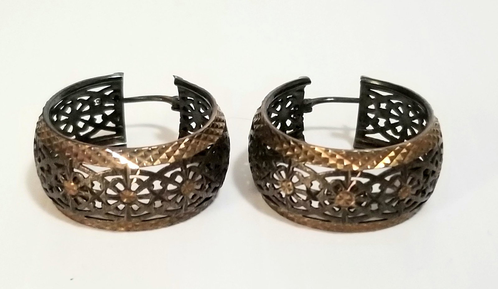 Nice 925 Italy Hoop Earrings: Beautiful 925 sterling silver, yellow, made in Italy, design hoop, 1 inche round x 1/2 inches, 8.8 grams
