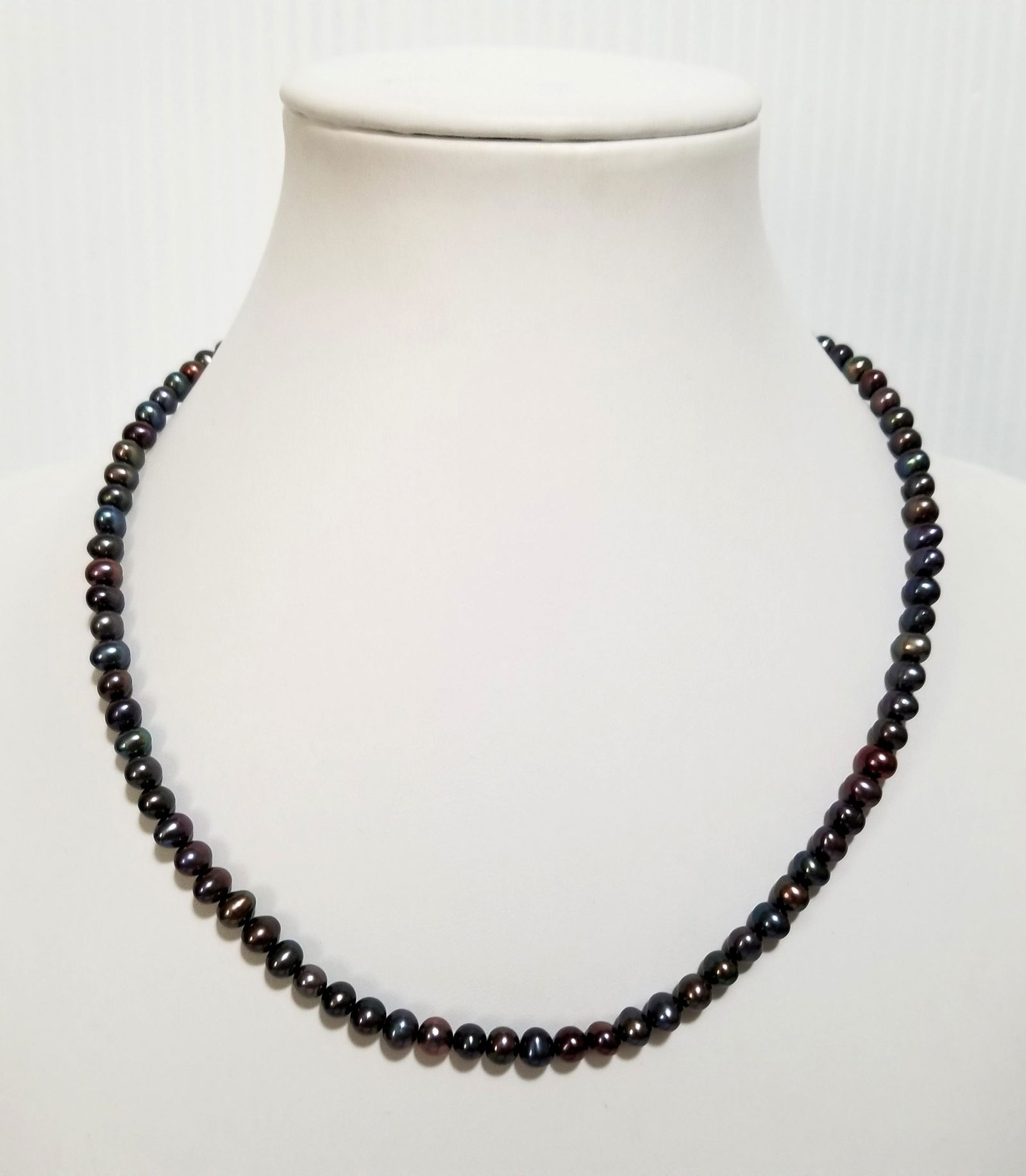 Beautiful 10KT Black Fresh Water Pearl Necklace (1 of 5)