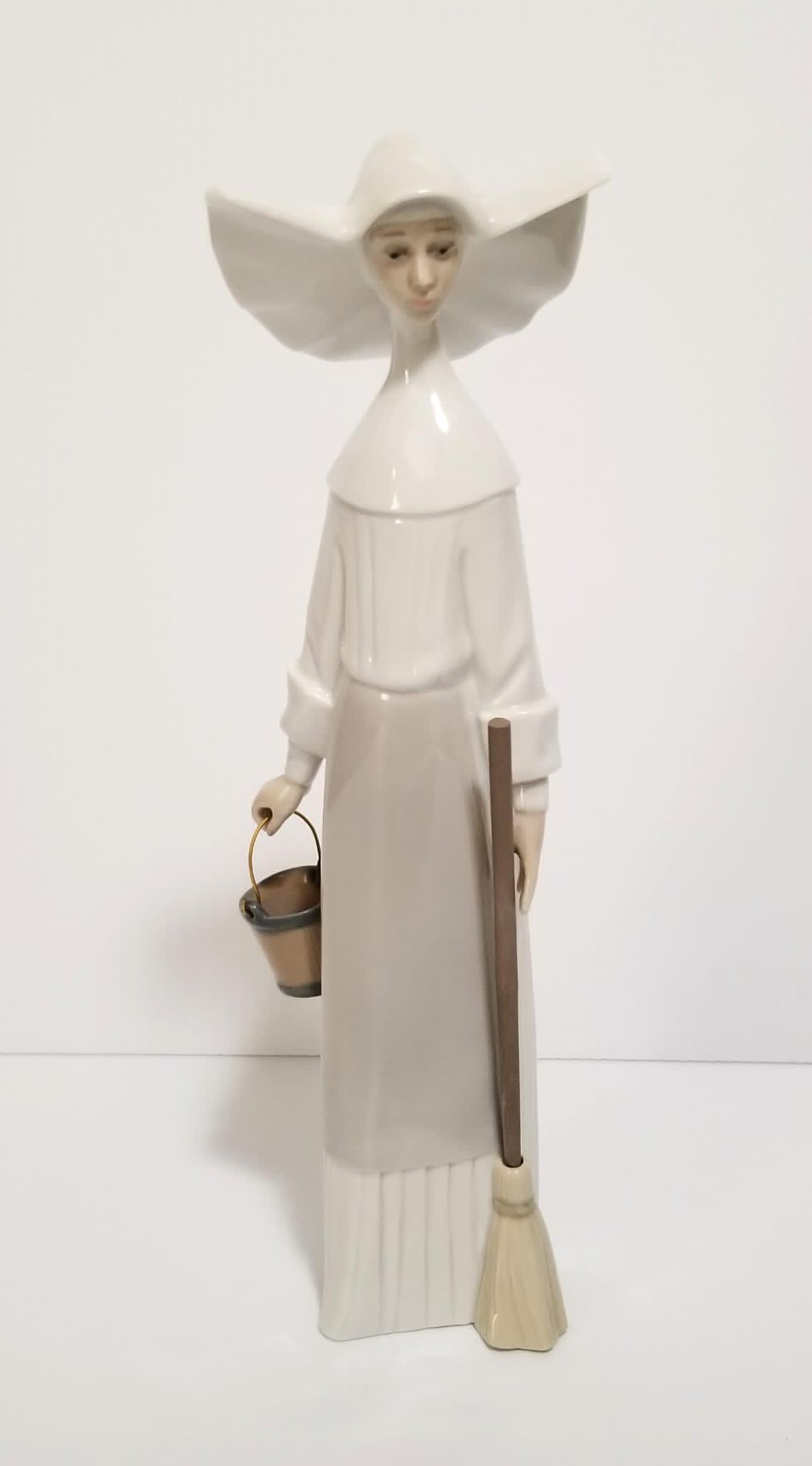 Amazing Nun Cleaning Lladro Porcelain (1 of 6)