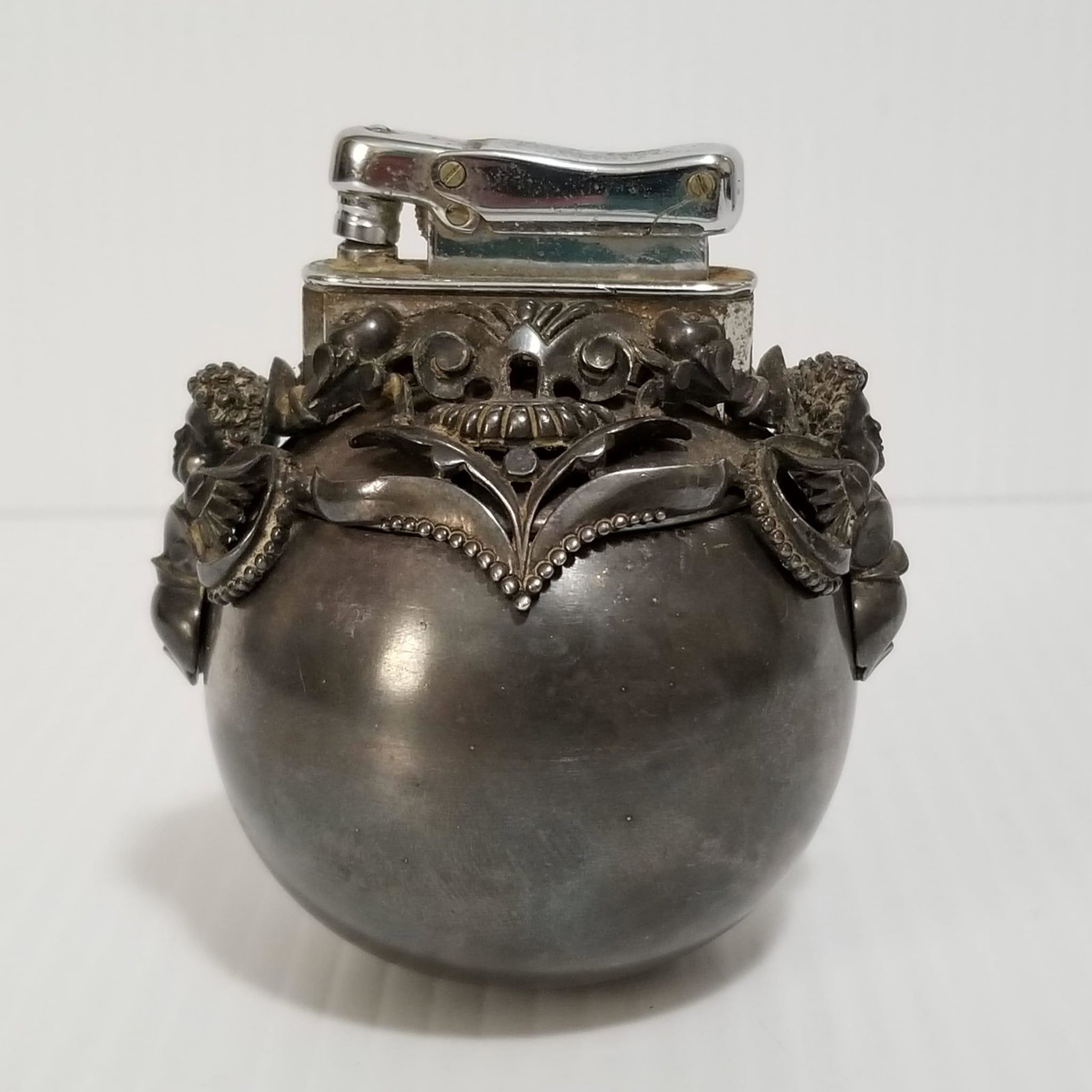 Amazing Silver Plate Cherubs Lighter: Beautiful silver plate cherubs lighter, 3 1/4 x 2 1/2 inches
