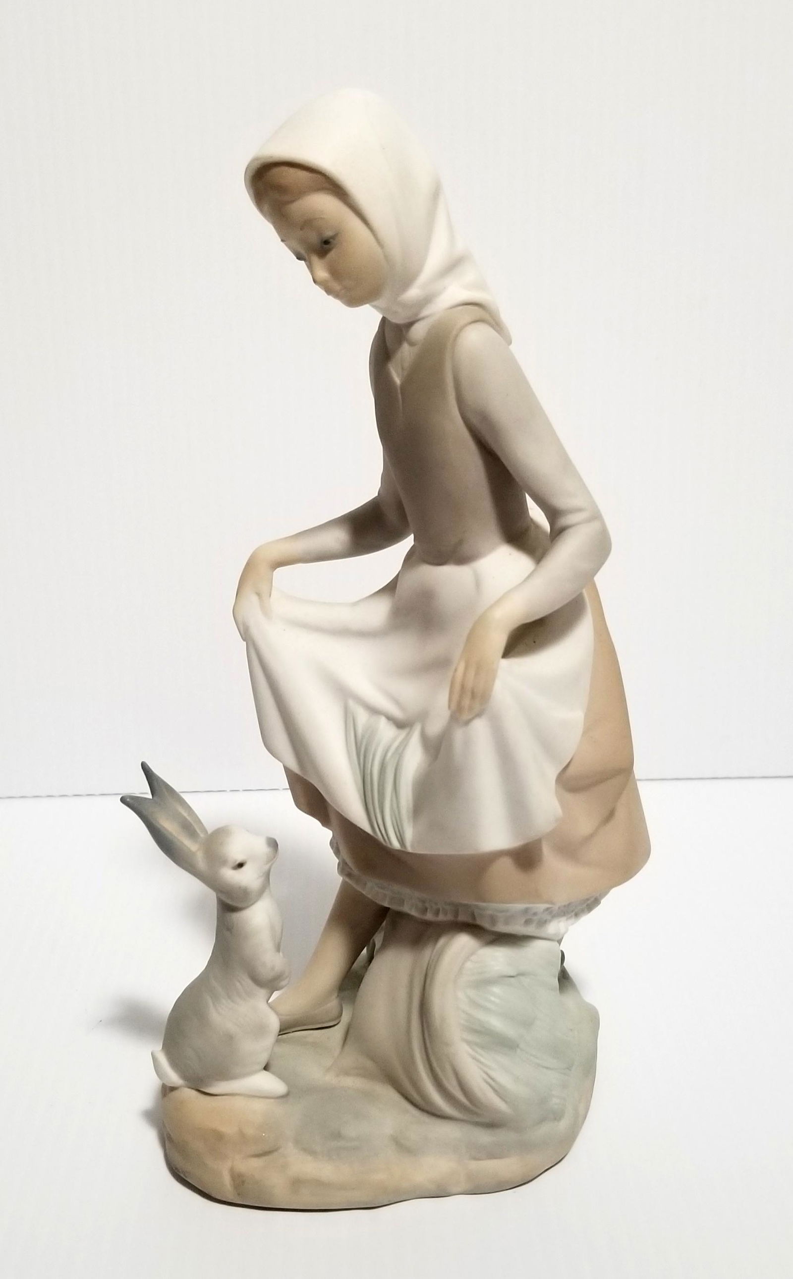 Amazing Lady with Bunny Retired Lladro Procelain (1 of 6)