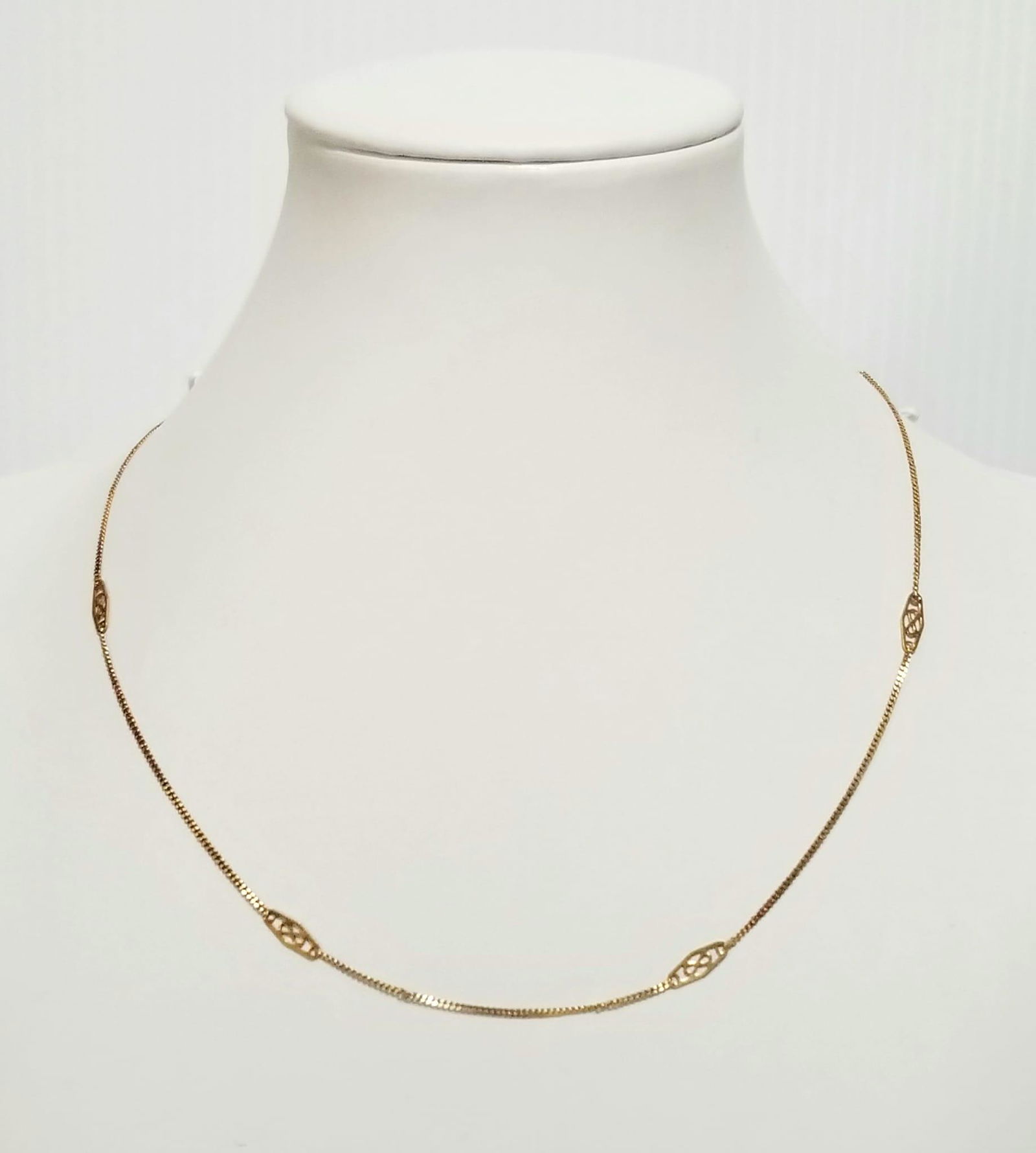 Beautiful 14KT Yellow Gold Italy Necklace: Nice 14kt yellow gold made in Italy chain necklace design, 18 inches long x 1 mm to 4 mm, 2.9 grams, 1.9 dwt