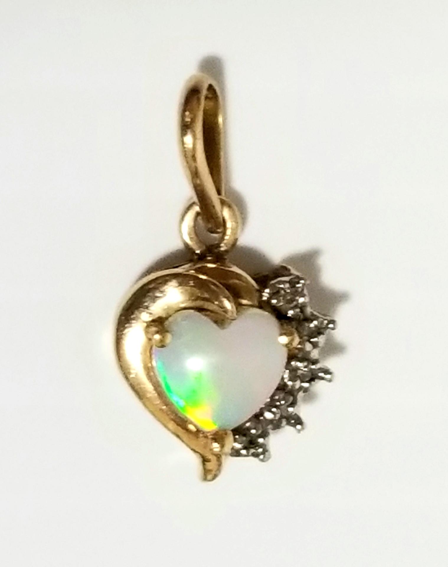 AMAZING 10KT OPAL HEART PENDANT (1 of 9)