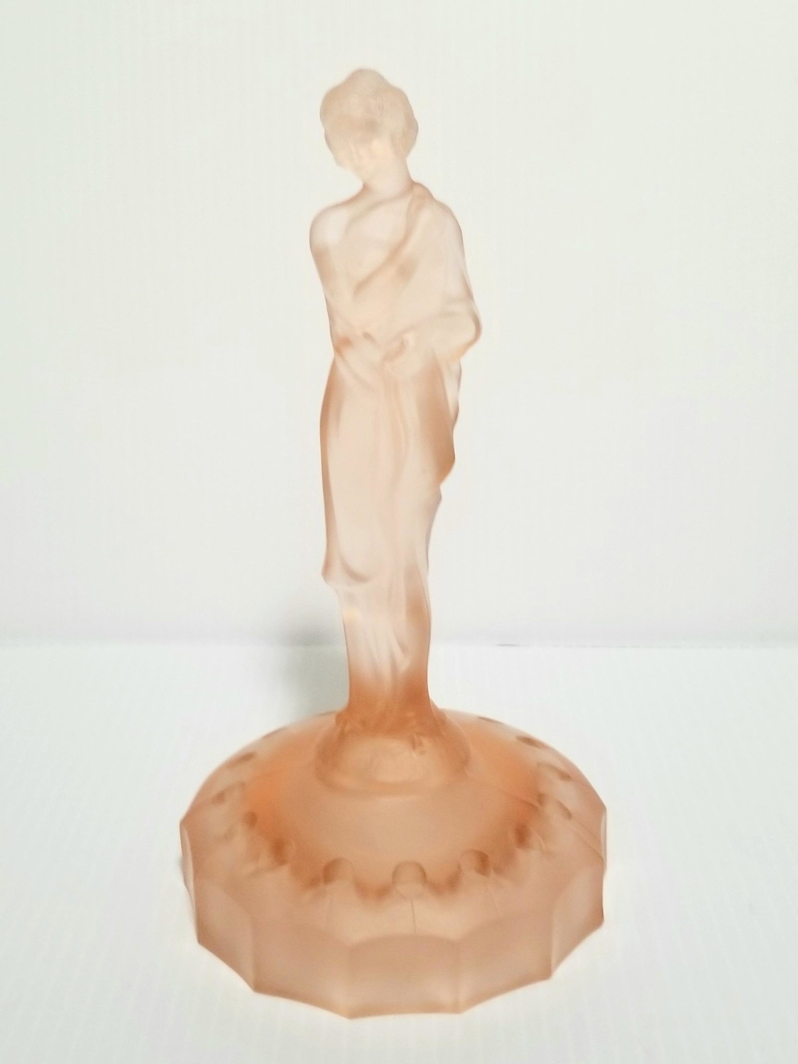 AMAZING ART DECO LADY ART GLASS: Beautiful art deco pink lady art glass, 8 1/8 x 4 1/8 inches.