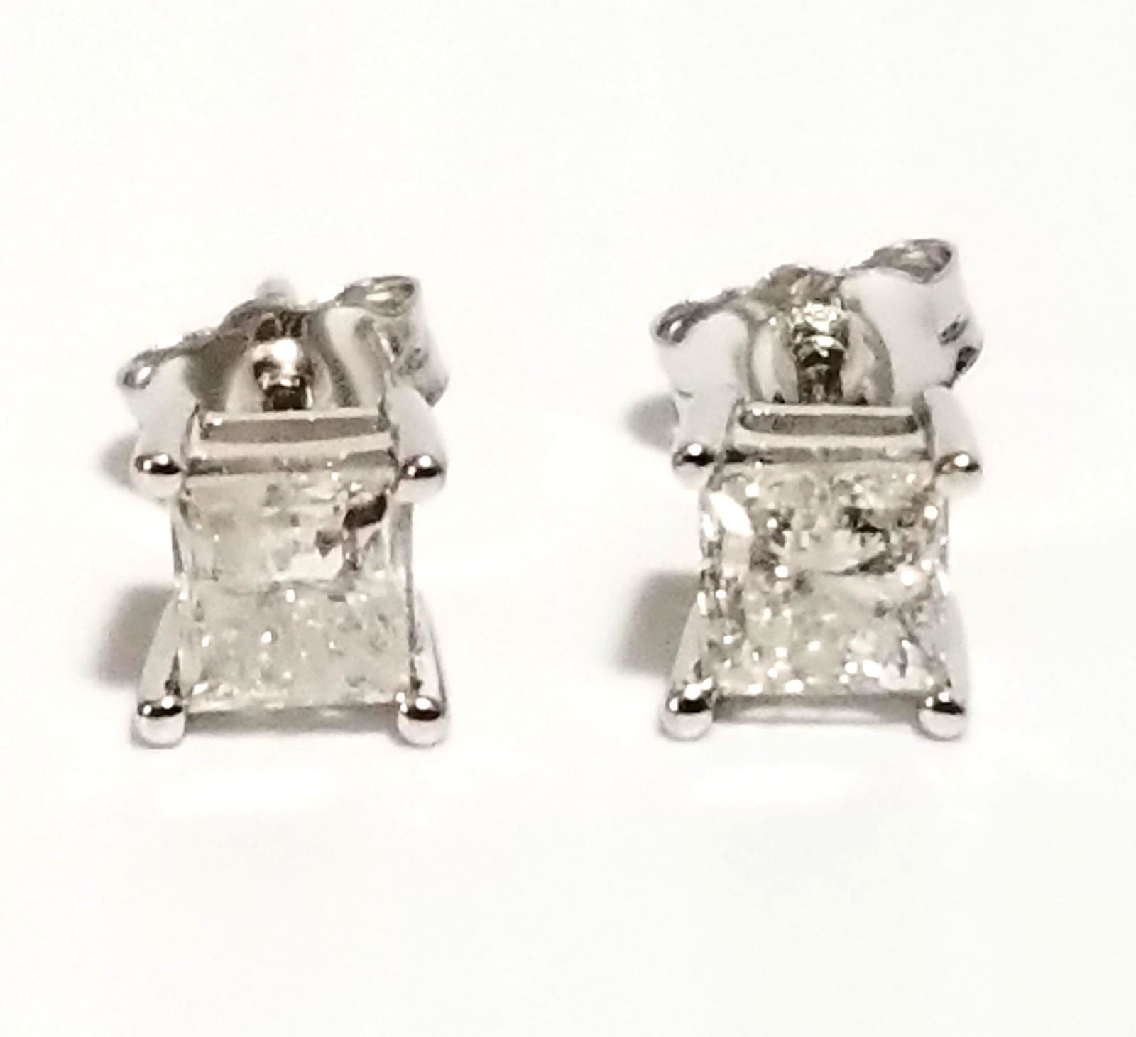 Amazing 14KT Gold Diamond Earrings (1 of 7)