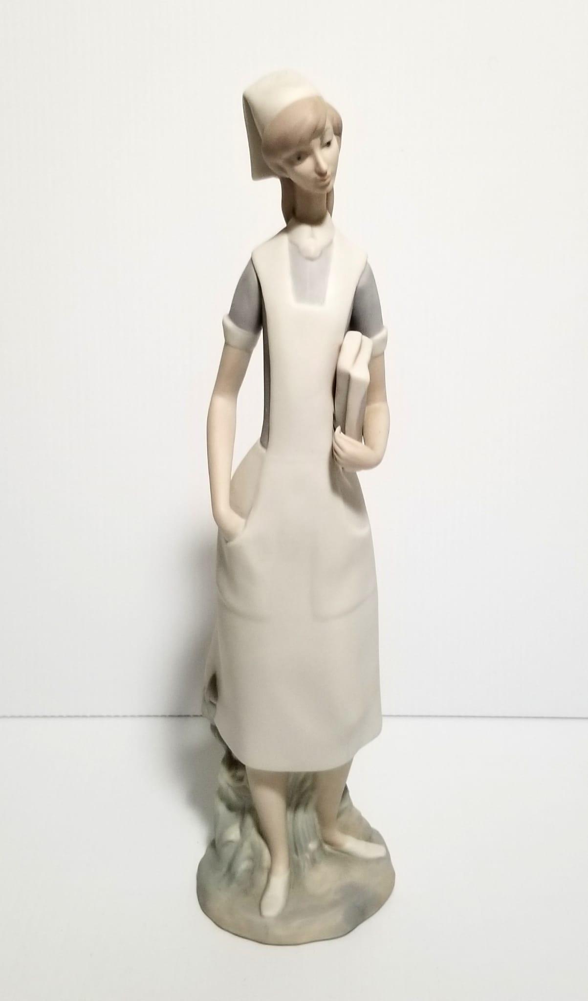 Amazing Lladro Nurse Figurine (1 of 8)