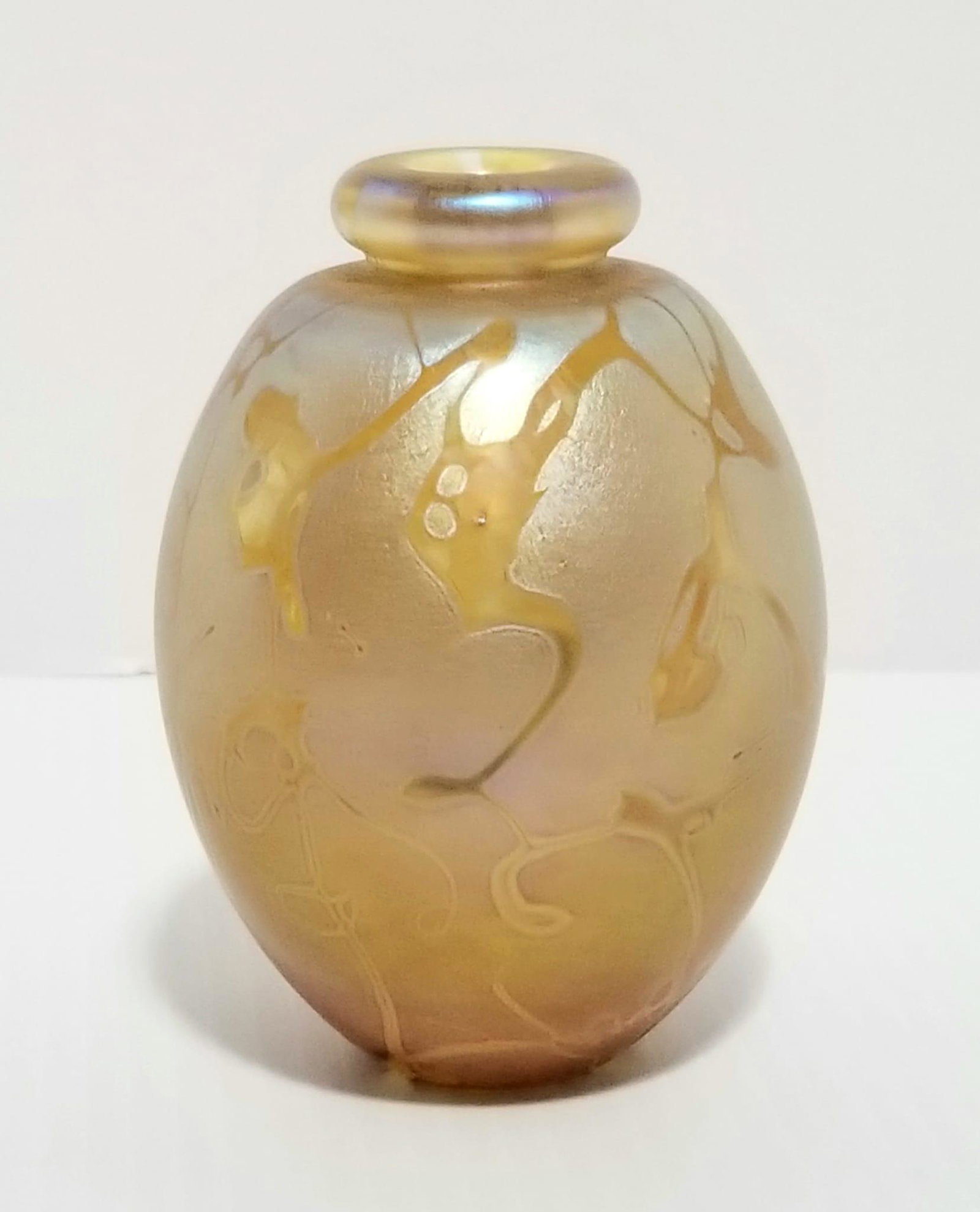 Amazing Signed 1992 Iridescent Bottle: Beautiful signed 1992 iridescent bottle, 4 x 2 3/4 inches round.