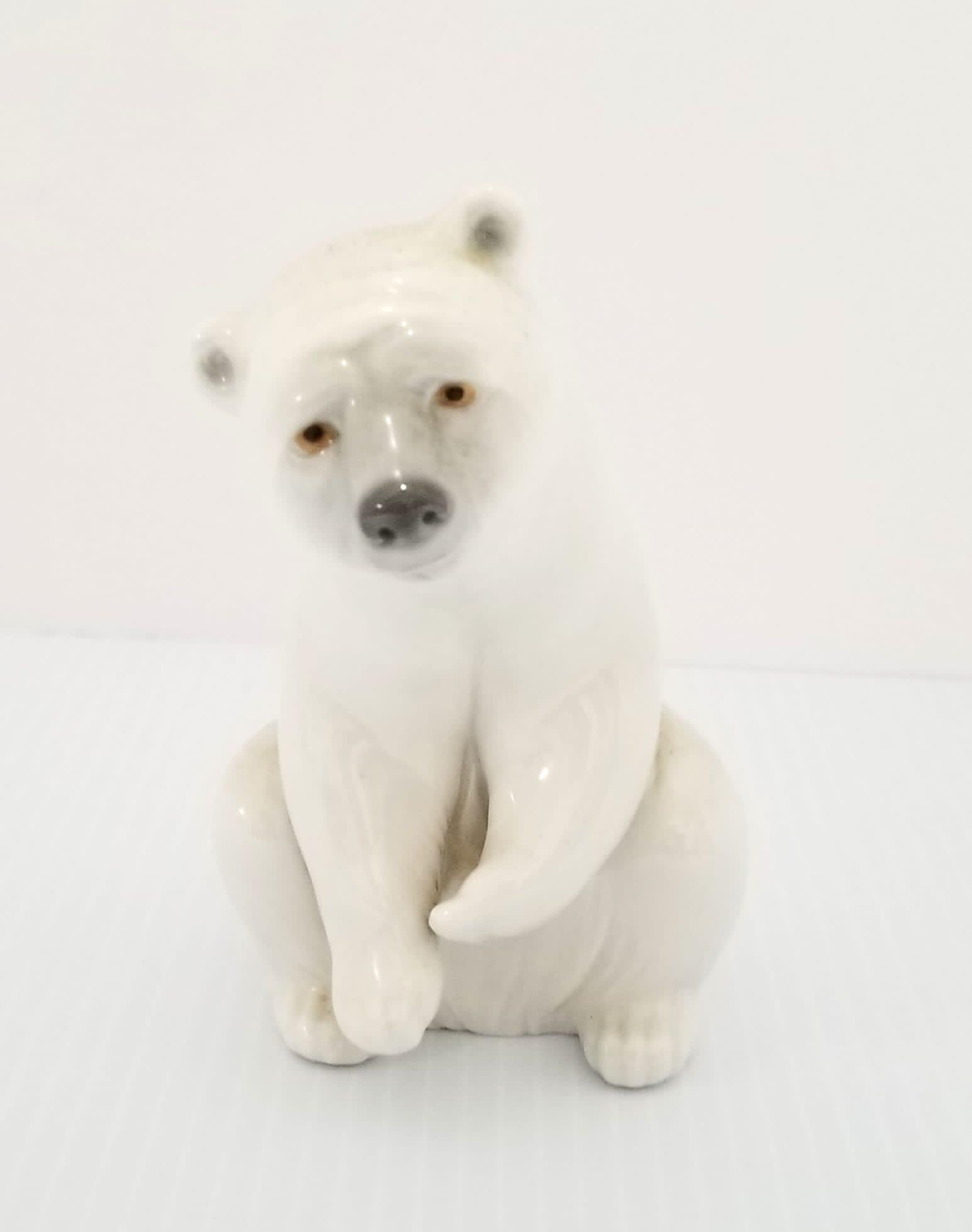 Amazing Lladro Polar Bear Porcelain Figurine: Nice Lladro polar bear porcelain figurine, 5 x 3 5/8 x 2 7/8 inches