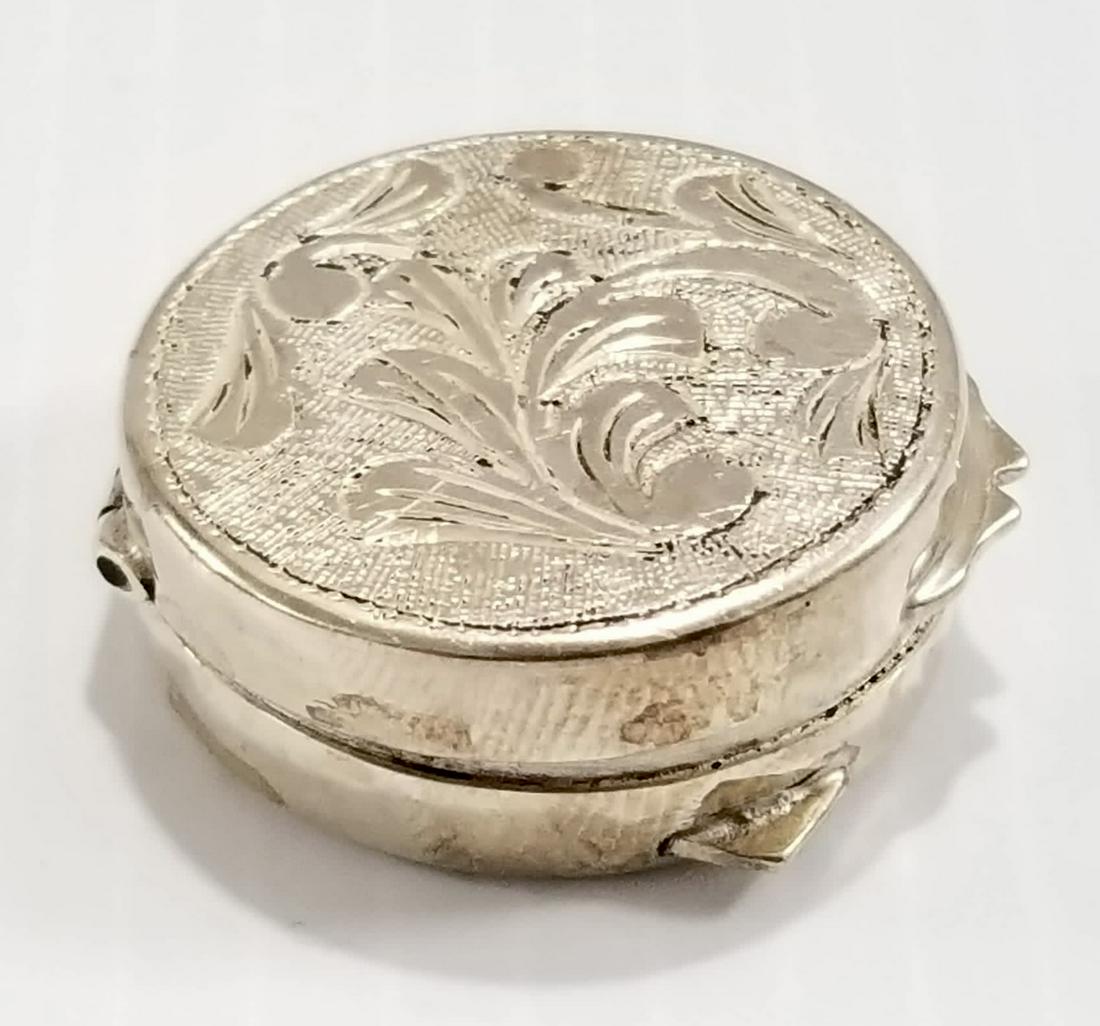 Amazing 925 Sterling Little Powder Box: Nice vintage 925 sterling silver little powder box, 1 1/4 inches round diameter x 3/8 inches, 14.5 grams.