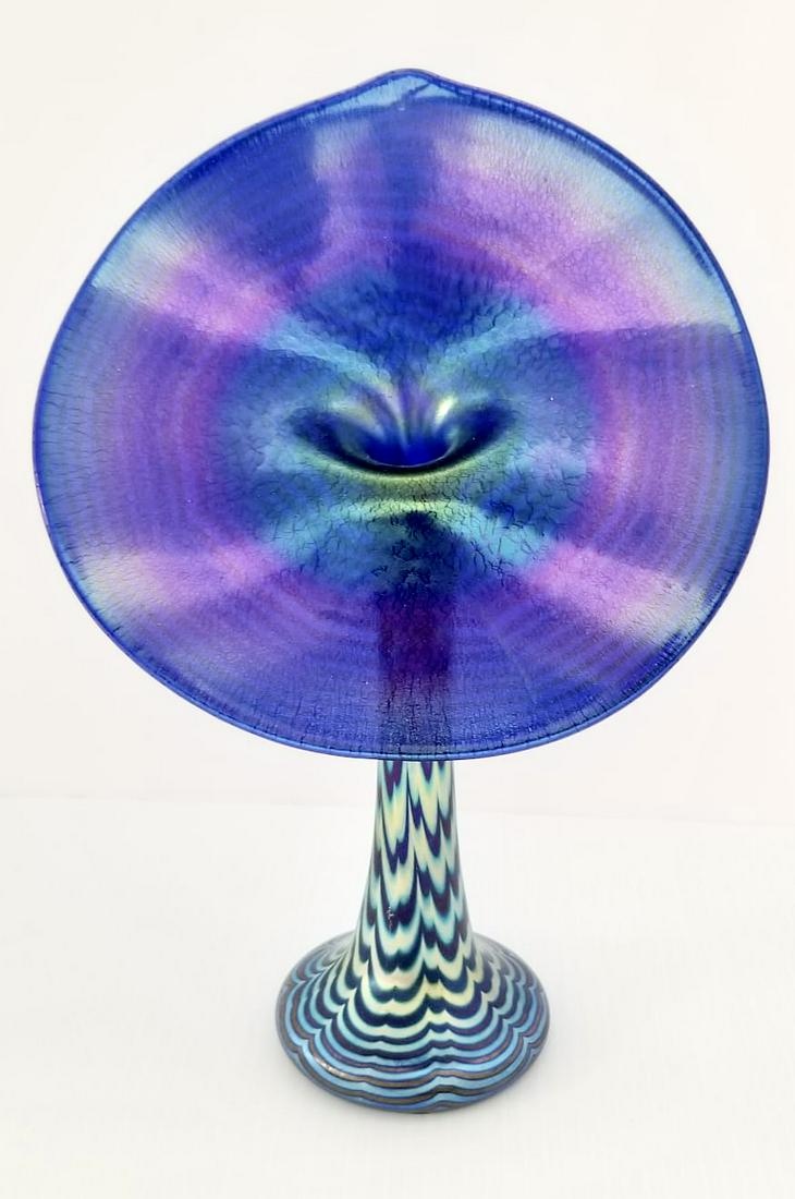 Amazing Steven Correia Pulpit Iridescent Art Glass Vase: Beautiful Steven Correia pulpit iridescent art glass vase, 10 x 7 x 3 inches.
