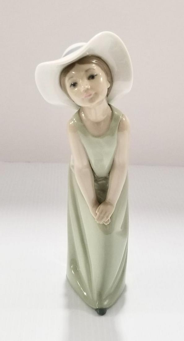 Amazing Lladro Lady With Pamela Hat Porcelain Figurine: Beautiful Lladro lady with pamela hat porcelain figurine, 9 3/8 x 3 x 2 1/2 inches