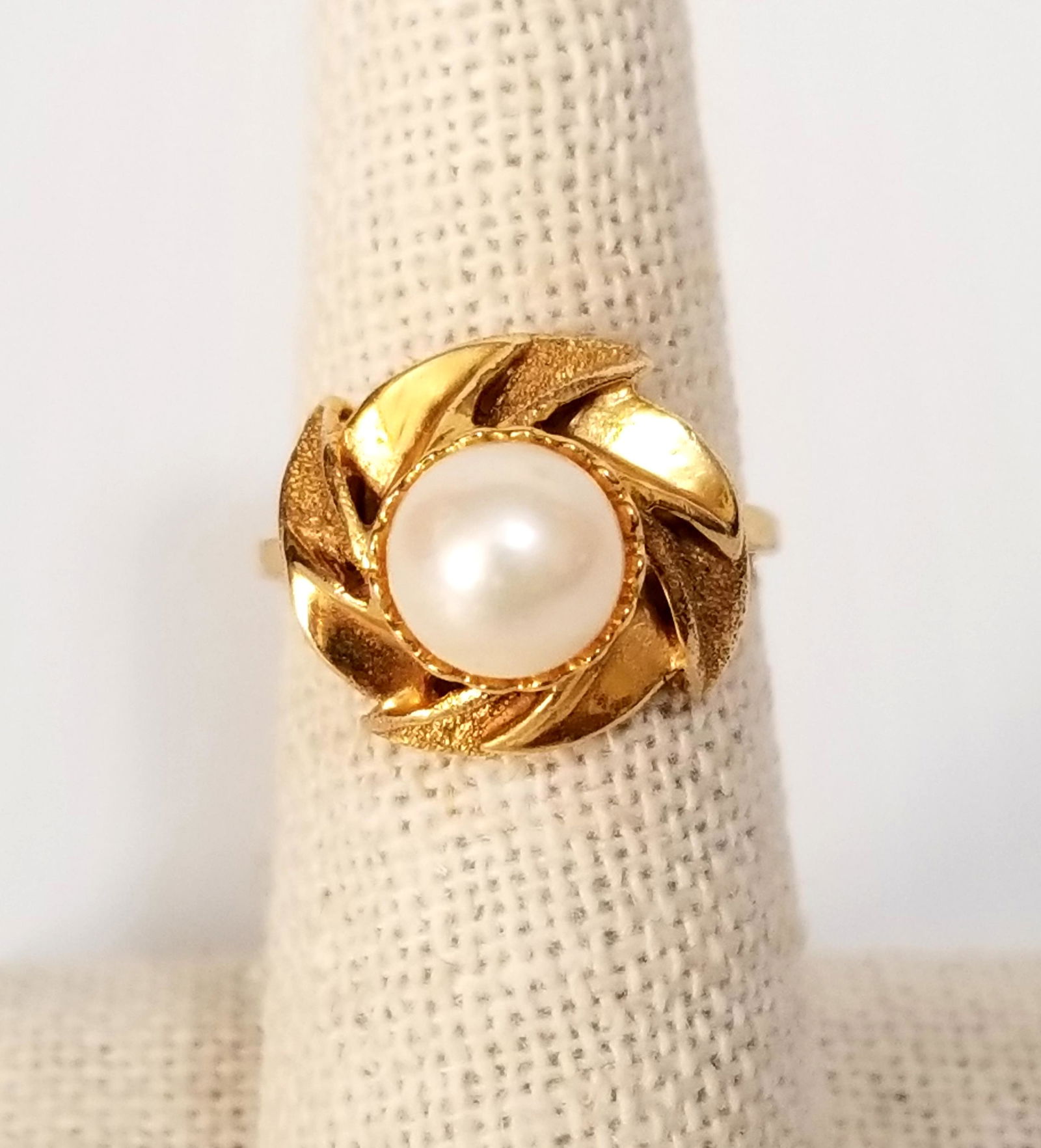 Amazing 18KT Gold Pearl Ring (1 of 5)