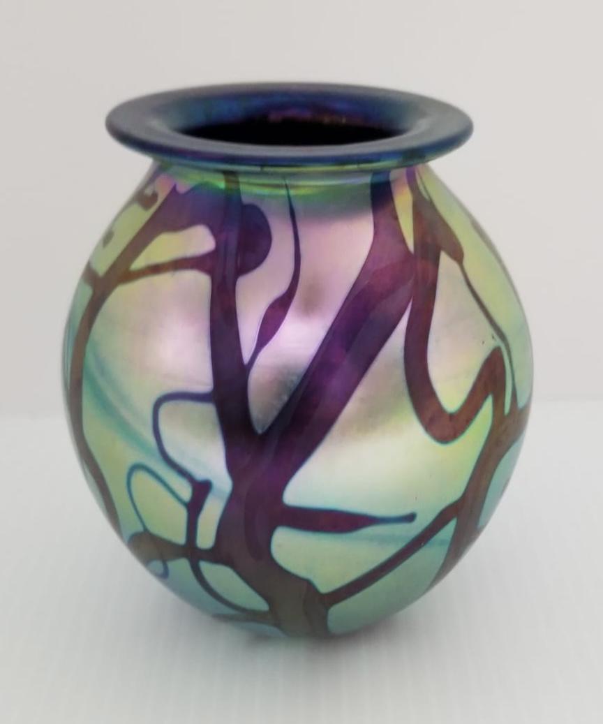 Amazing Robert Eickholt Iridescent Art Glass Vase: Beautiful Robert Eickholt 1990 iridescent art glass vase, 5 x 4 1/4 inches round.