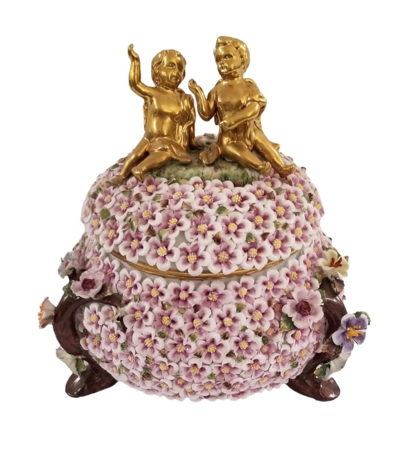 Amazing Meissen Vintage Flowers Porcelain Bowl: Beautiful Meissen vintage flowers porcelain bowl, with cherubs gold leaf, 8 1/4 x 8 1/2 inches round. It is a very delicate piece, it probably has some scratches.