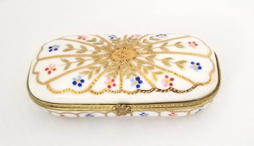 Amazing Hand Painted Gold & Flowers Limoges Trinket Box: Beautiful 24kt hand painted gold and flowers Limoges trinket box, 4 1/4 x 2 1/4 x 1 1/4 inches.