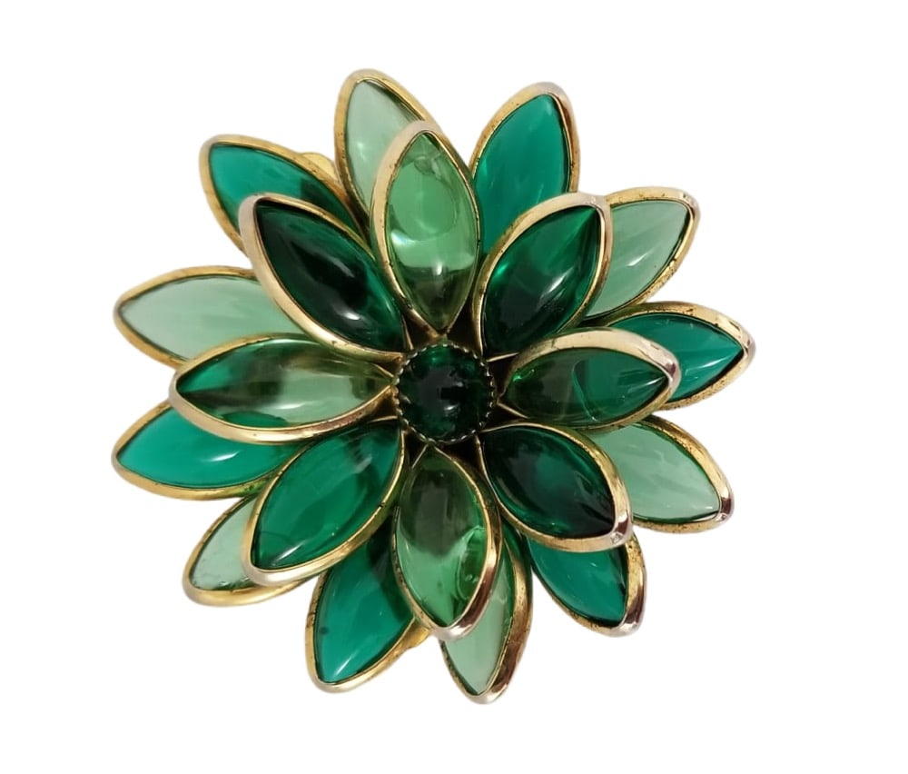 Amazing Trifari Gold Tone Green Crystal Pin Brooch: Beautiful Trifari gold tone green crystal pin brooch, collectible, 1 3/4 inches round