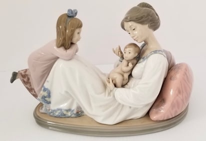 Amazing Lladro Mom, Daughter & Baby Porcelain Figurine
