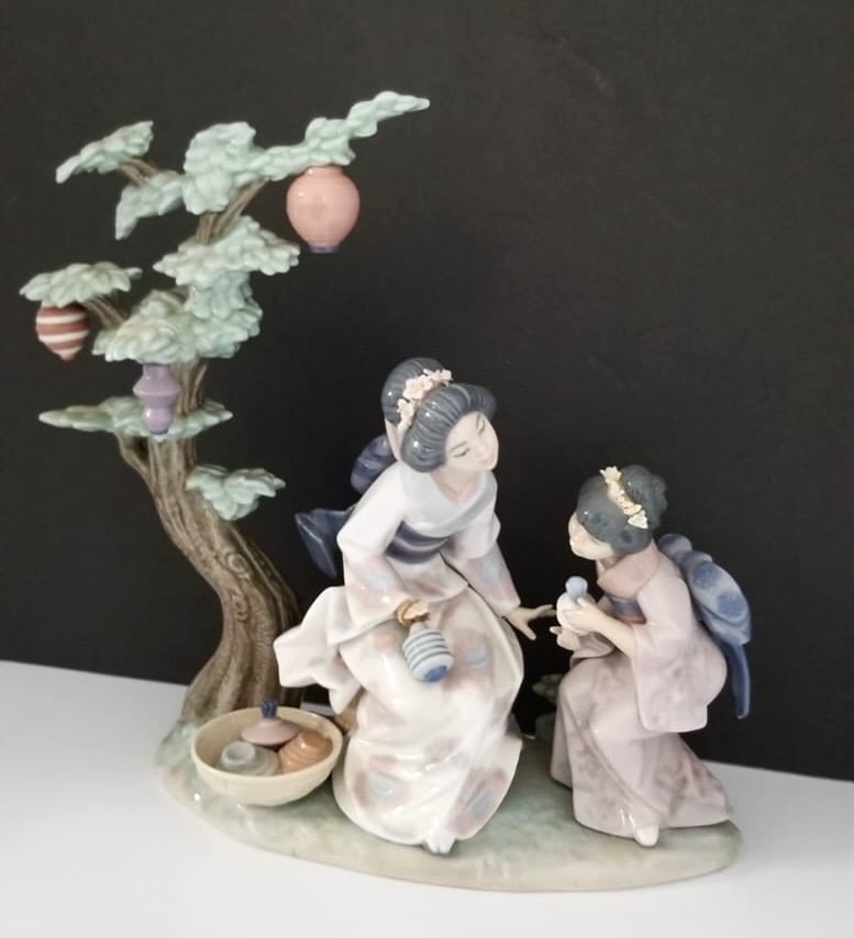Amazing Lladro "A Mother's Way" Porcelain Figurine: Beautiful Lladro "A Mother's Way" porcelain figurine, 12 x 11 x 4 3/8 inches. Number on the box: 05946.