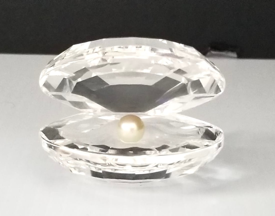 Amazing Swarovski Shell With Pearl Art Glass: Beautiful Swarovski shell with pearl art glass, 2 5/8 x 2 1/8 x 2 1/4 inches.