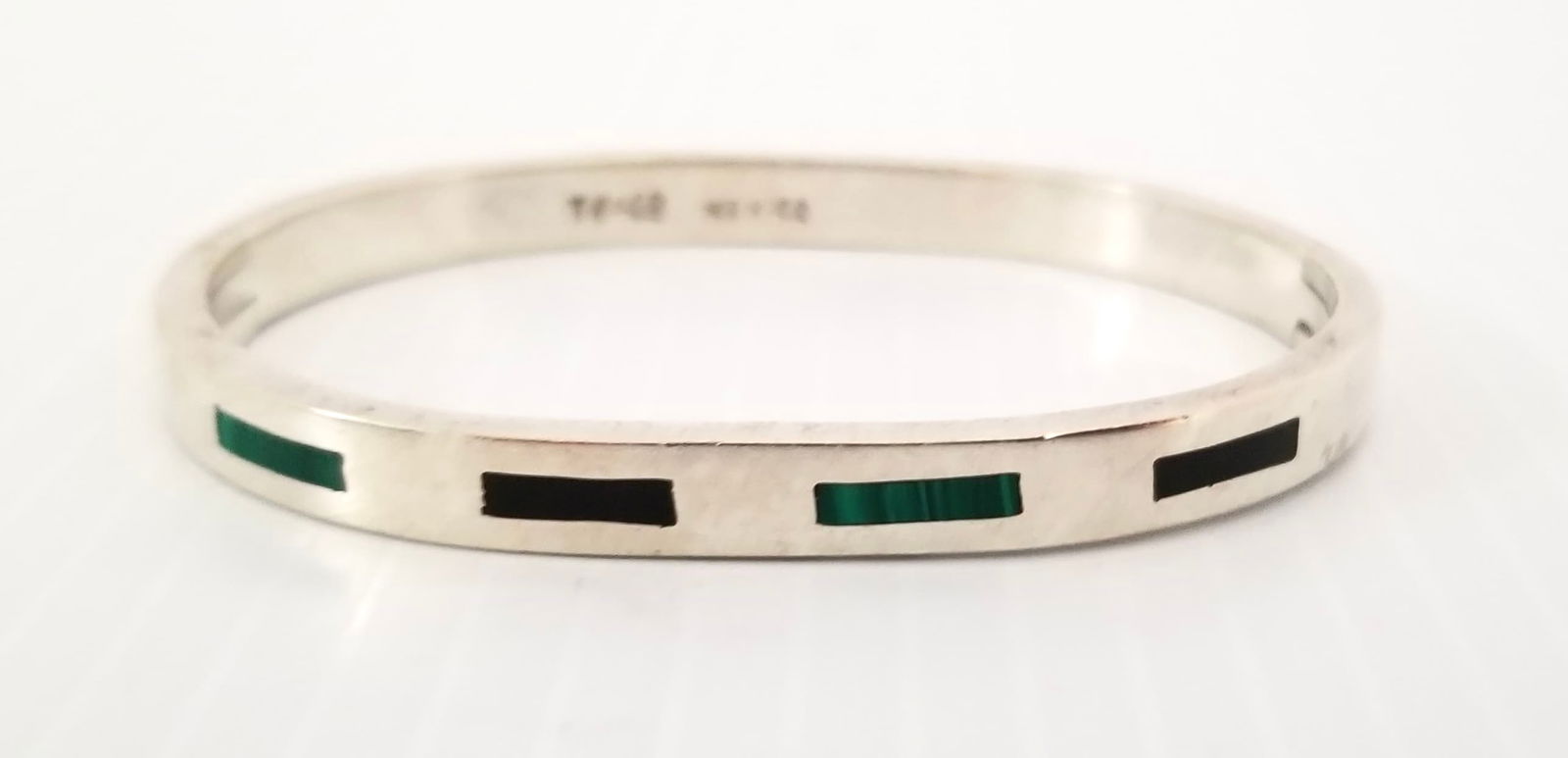Amazing Taxco Mexico Sterling Silver Bracelet: Beautiful Taxco Mexico sterling silver bracelet, malachite and black onyx, 2 5/8 x 2 inches, 29.4 grams.