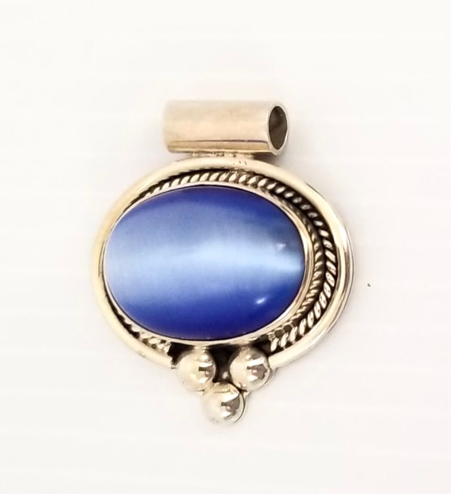 Amazing Mexico 925 Sterling blue Cat Eye Pendant: Beautiful Mexico 925 sterling silver blue cat eye pendant, 1 1/2 x 1 1/4 inches, 20.8 grams.