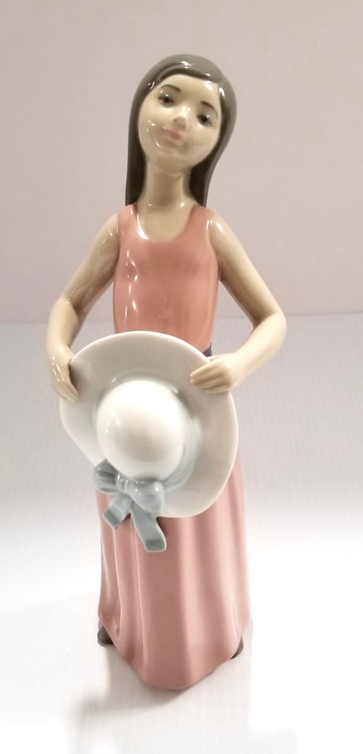 Amazing Lladro Lady With Pamela Hat Porcelain Figurine: Beautiful Lladro lady with pamela hat porcelain figurine, 10 x 3 3/4 x 3 inches.