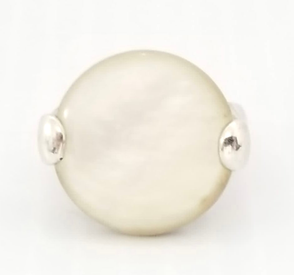 Amazing 925 Sterling Design Mother of Pearl Ring: Nice 925 sterling silver design, art deco, 1mother of pearl ring, size 9, 8.7 grams.