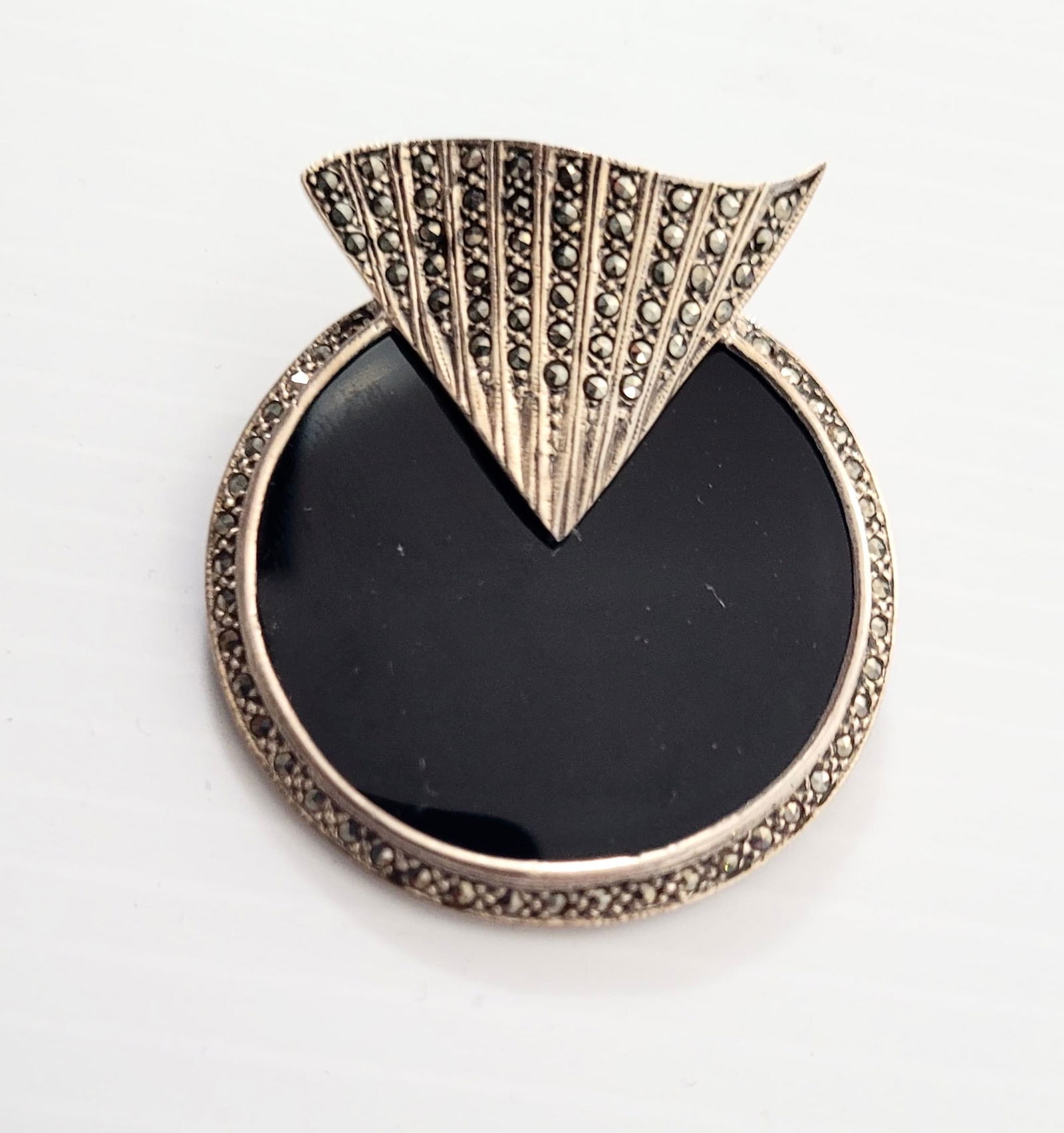 Amazing Art Deco 925 Sterling Black Onyx & Marcasite Pin Brooch: Beautiful vintage large 925 sterling silver, art deco, black onyx and marcasite pin brooch, 2 x 1 3/4 inches, 21.5 grams.