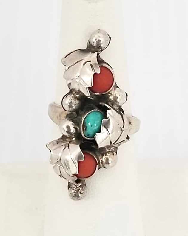 Amazing Vtg Navajo Turquoise & Red Coral Ring: Beautiful vintage Indio Navajo Turquoise red Coral ring, 6.7 grams, size 7.