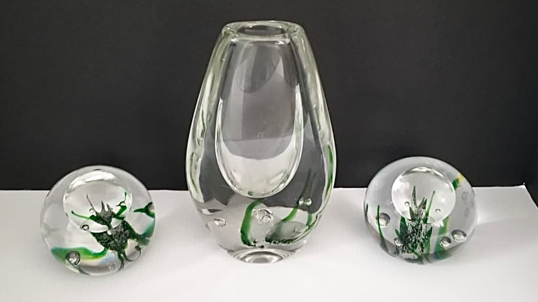 Amazing Kosta Boda Lindstrand Seaweed Vase & Paperweights (1 of 8)