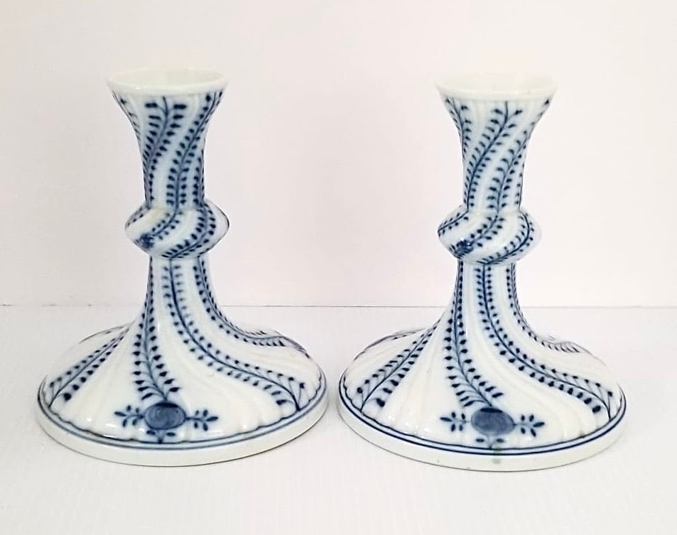 Amazing Meissen Blue Onion 1900's Candlesticks: Beautiful stadt blue Meissen blue onion 1900's candlesticks pair, stamped, hand painted, 6 1/2 x 5 5/8 inches round.