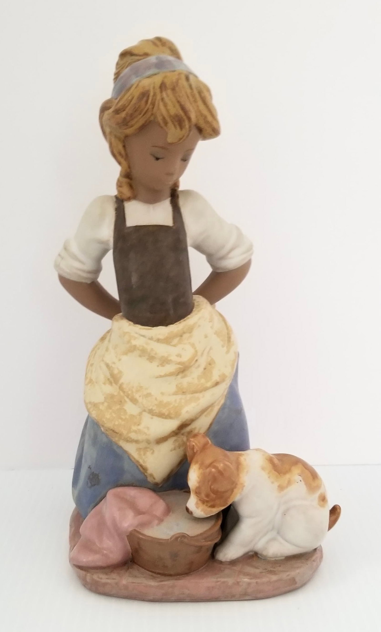 Amazing Lladro E-18 E "Fregona y Perrito" Porcelain Figurine: Nice Lladro E-18 E "Fregona y Perrito" porcelain figurine, 9 5/8 x 5 1/2 x 5 inches, it has a box, made in Spain.