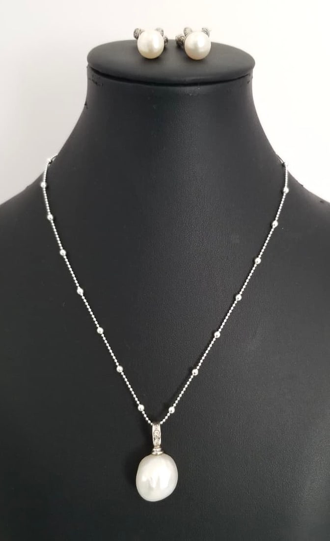 Amazing 925 Sterling 14KT Fresh Water Pearl Set: Beautiful 925 sterling silver, 14 kt fresh water pearl earrings and necklace set, pendant 17 mm pearl, necklacle 16 inches x 3 mm, earrings 1 3/8 x 10 mm pearl, 23.7 grams.