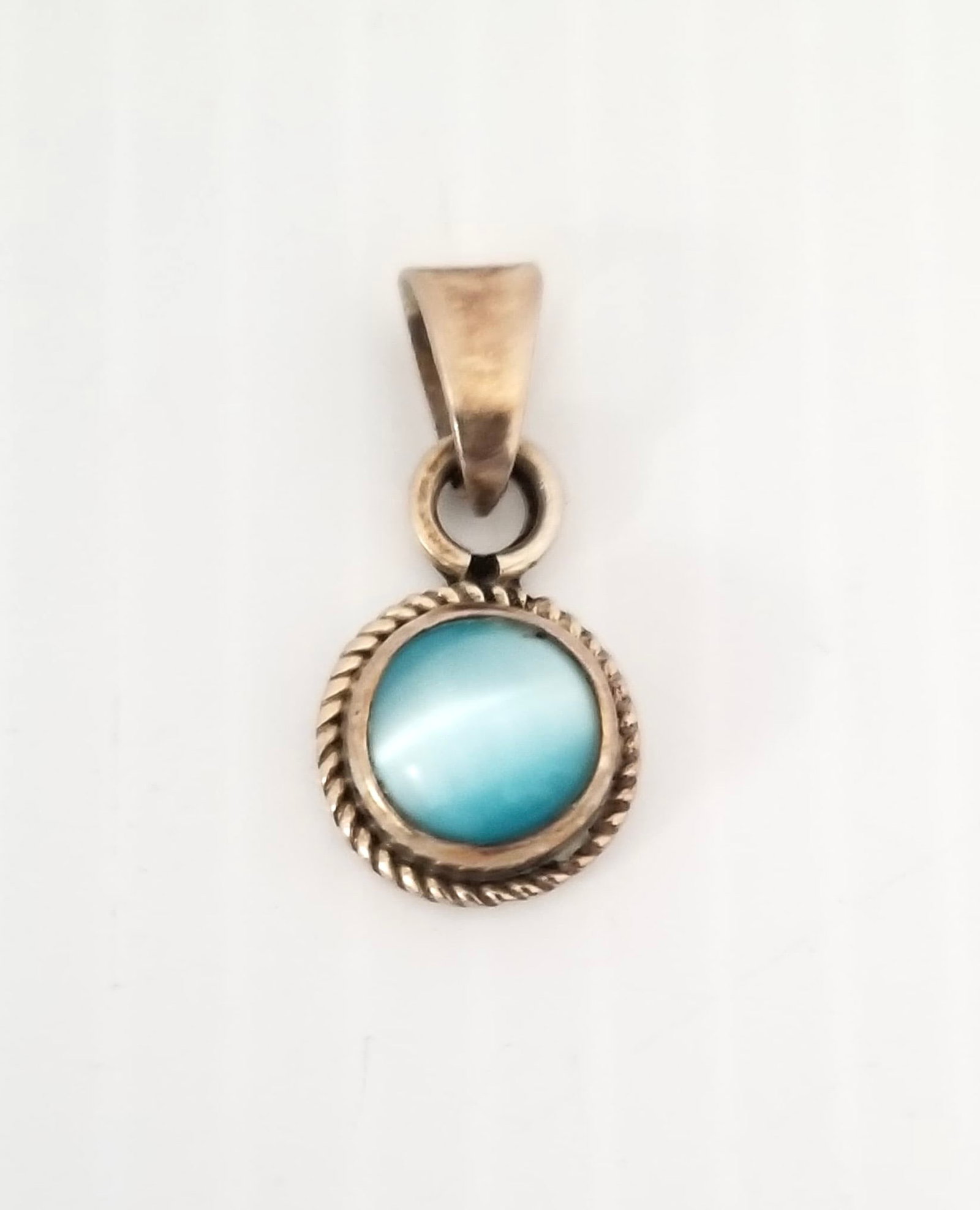 Amazing 925 Sterling Silver Chalcedony Pendant: Beautiful 925 sterling silver Chalcedony pendant, 1 x 1/2 inches, 4.5 grams.