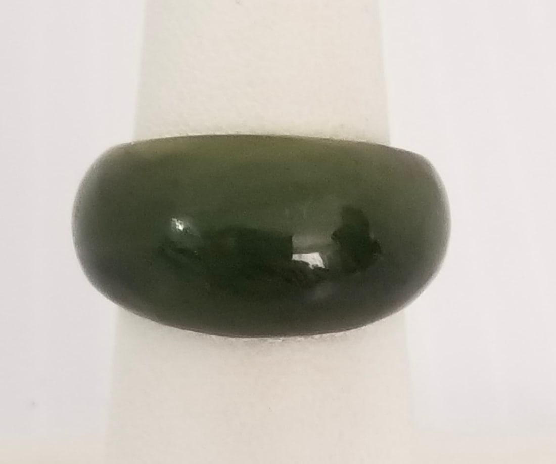 Amazing Natural Green Jade Ring: Beautiful natural green Jade ring, size 7.