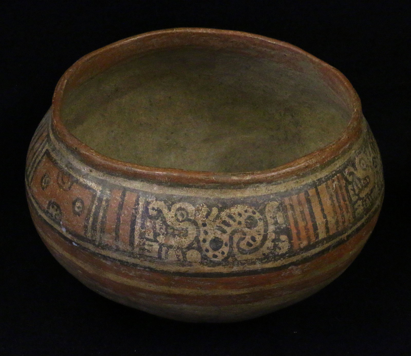 Pre Columbian Mayan Decorated Bowl: Pre Columbian Mayan Decorated Bowl, 7.5" diameter.