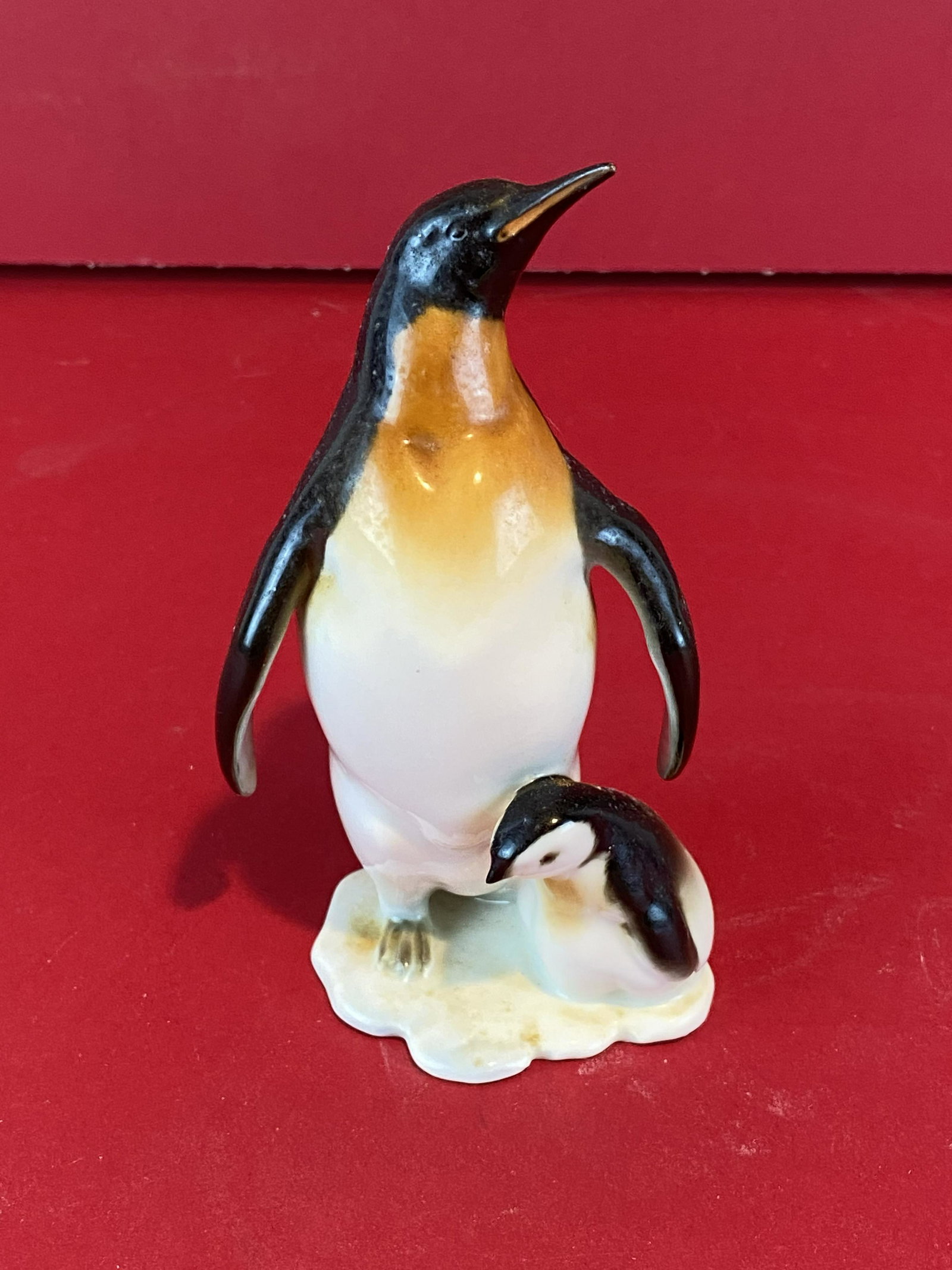 Vintage Hutschenreuther/Germany - Penguins: Vintage Hutschenreuther/Germany - Penguins, 5" tall, excellent condition.