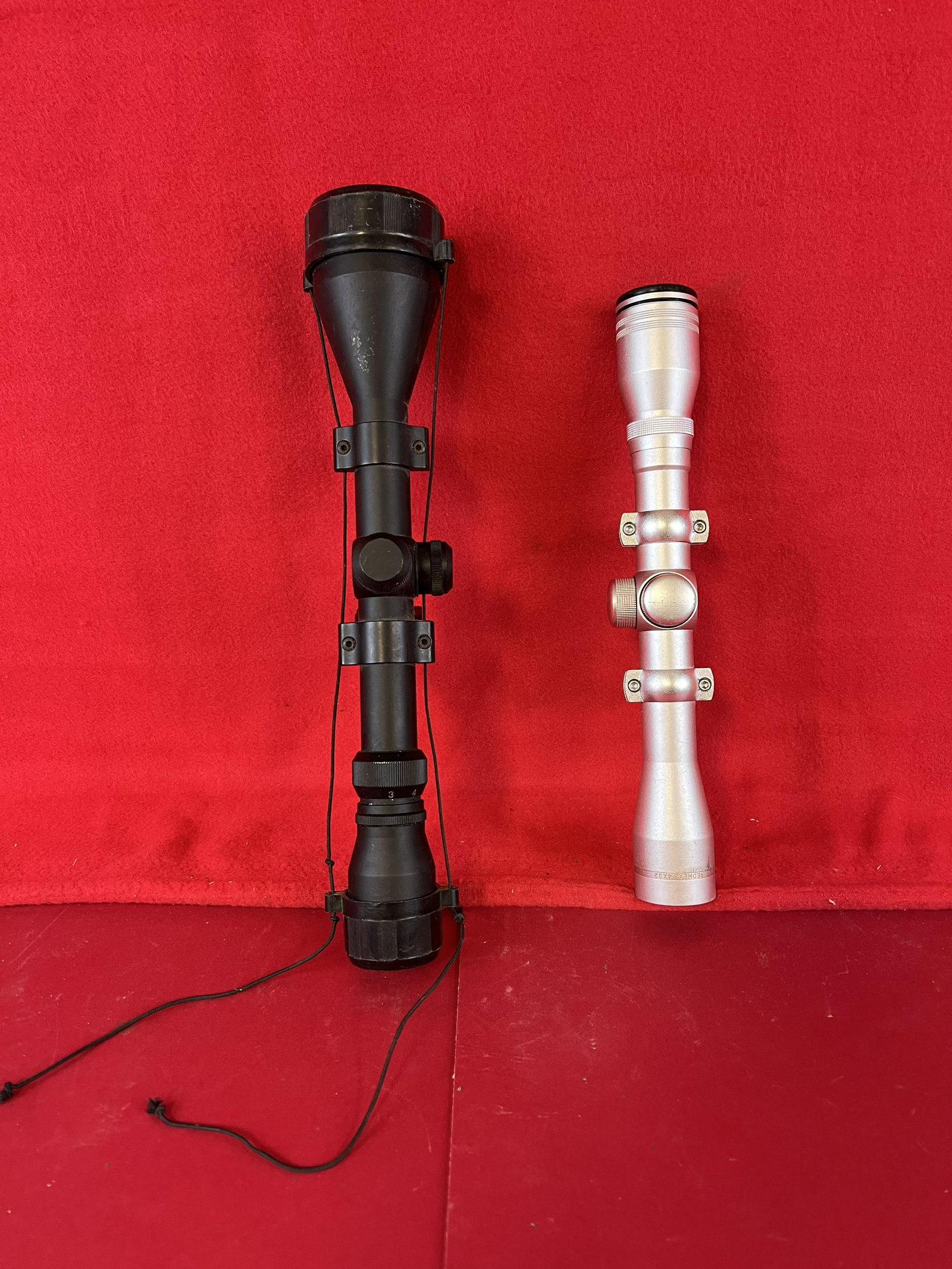 Lot Of Two Rifle Scopes Simmons Etc.: A Lot Of Two Rifle Scopes One Of Which Is Marked Simmons The Other Being Marked Redhead 4x32. Both Appear To Be In Nice Condition.