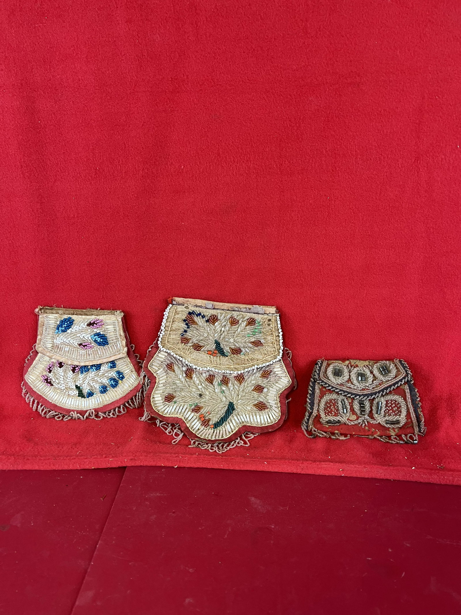 Lot Of 3 Antique Iroquois Niagara Falls Ware Purses: A Lot Of Three Antique Iroquois Niagara Falls Ware Purses The Largest Of Which Measures Approximately 8" By 8". Condition - Is As Shown. From An Extensive Collection Of Antique Iroquois Niagara Falls
