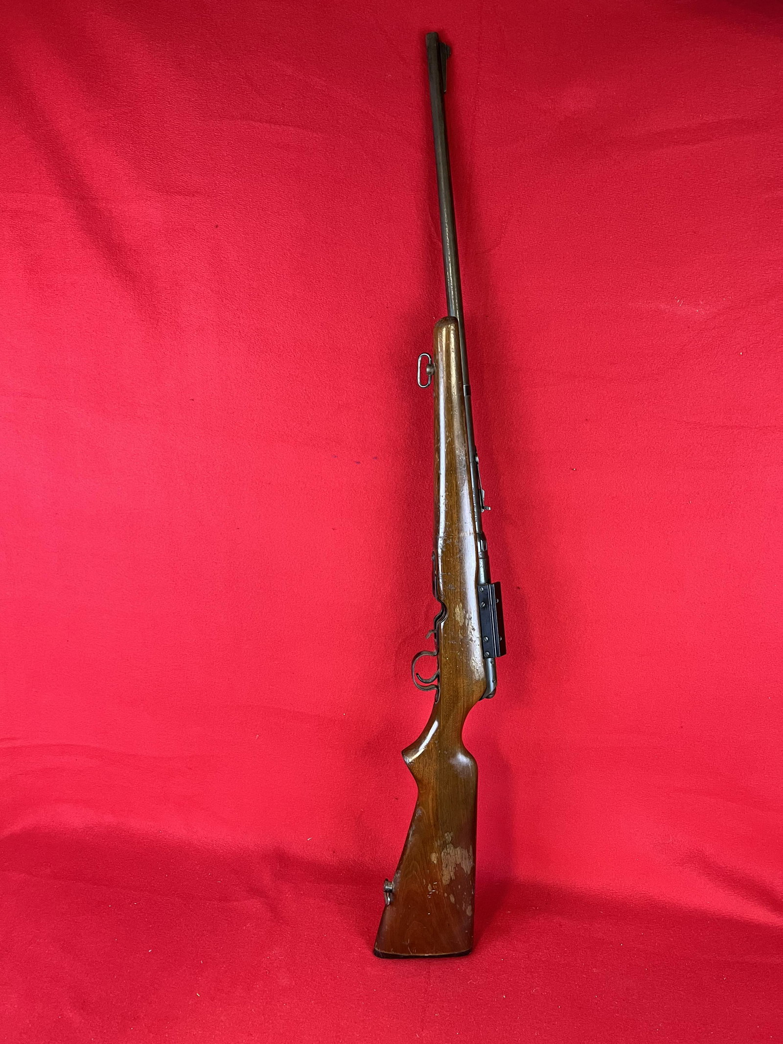 Remmington .222 Bolt Action Rifle: A Remmington Arms .222 bolt action rifle which is serial number 115709. Condition - as shown and lacks clip.