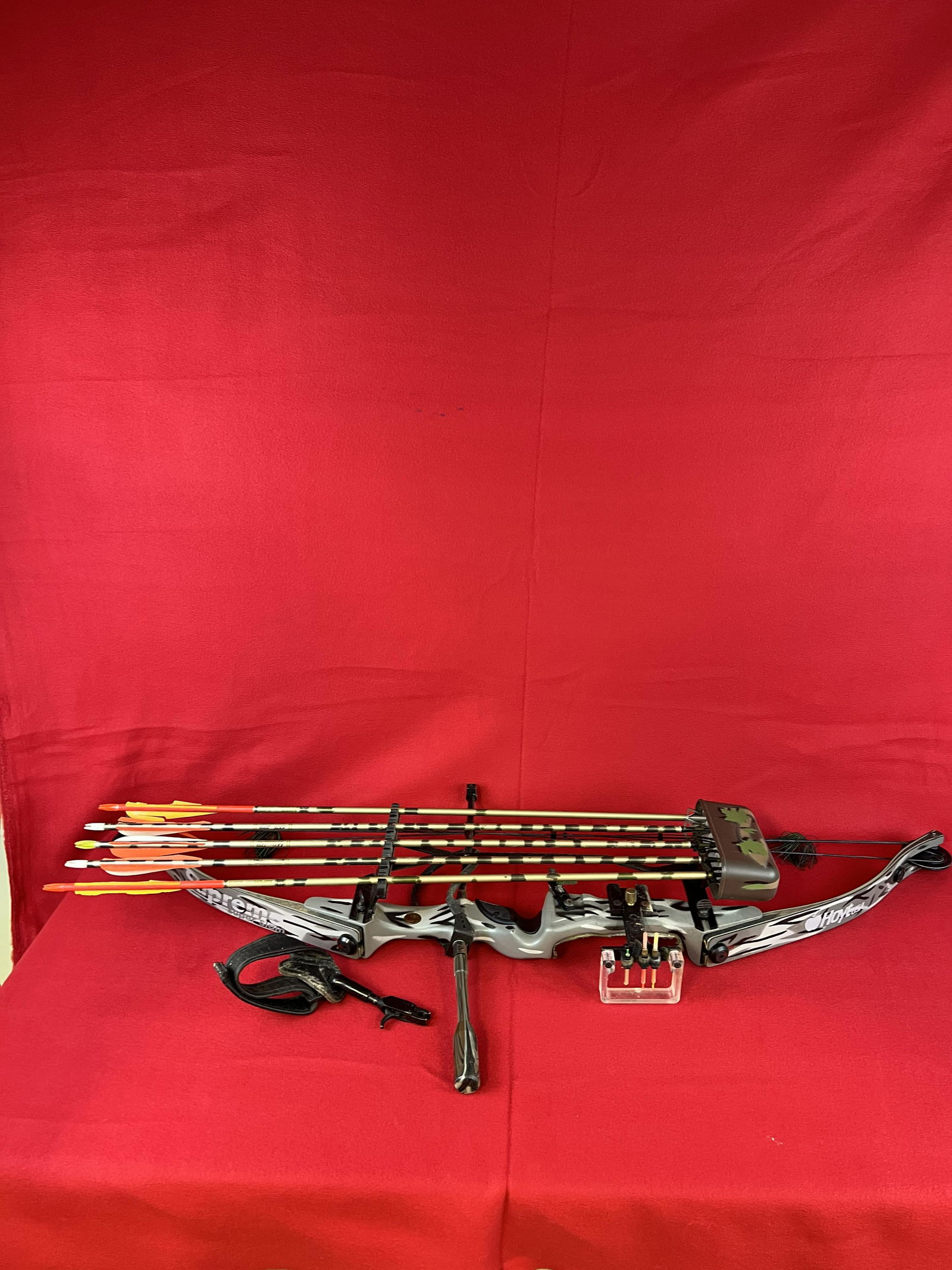 Hoyt Supreme Super Slam Compound Bow: Hoyt Supreme Super Slam Compound Bow With Release And Four Easton XX75 Arrows, Draw Length 29", Bow String 60 pounds, Aim Cables 46 With A Brookwood Carrying Case.