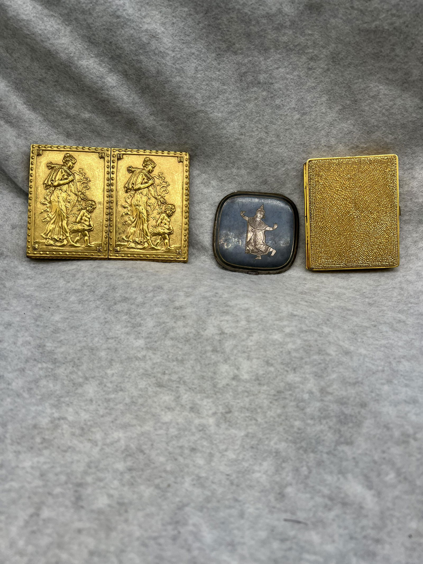 Lot Woman's compacts Including Sterling Silver (1 of 8)