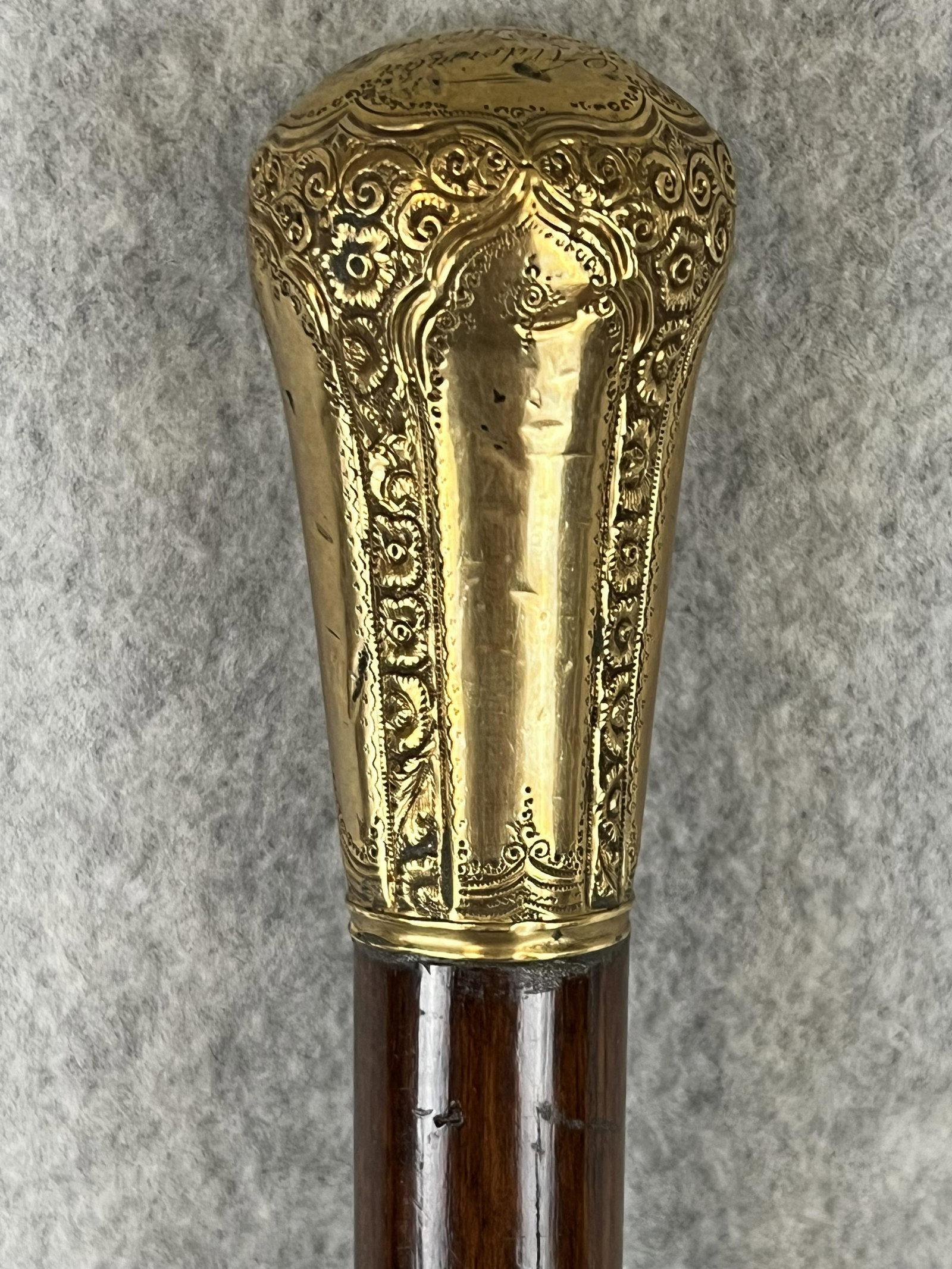 1865 Gold Handled Presentation Cane / Walking Stick: Antique cane / walking stick which has a gold headed handle which carries a presentation inscription to Alderman E K Warren From Citizens of The Fifth Ward Dec 1865. The gold handle measures approxima